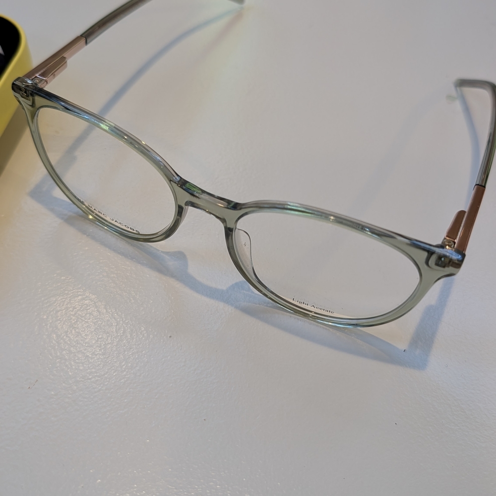 Marc Jacobs Clear Glasses with Black and White Case - Picture 3 of 3